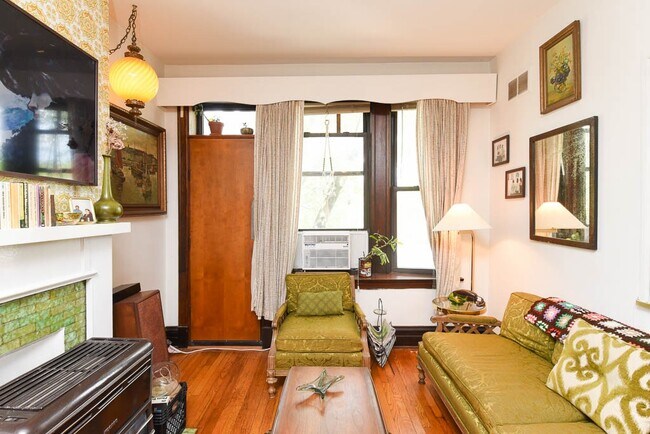 2819 W Shakespeare Ave, Unit 2F in Chicago, IL - Foto de edificio - Building Photo