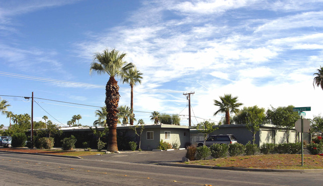 600 E Cottonwood Rd in Palm Springs, CA - Foto de edificio - Building Photo