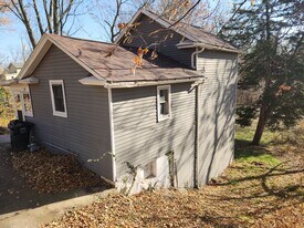 510 W 10 1/2 St in Davenport, IA - Building Photo