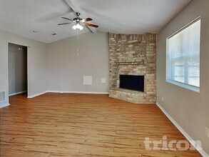 1911 Deaf Smith Dr in Richmond, TX - Foto de edificio - Building Photo