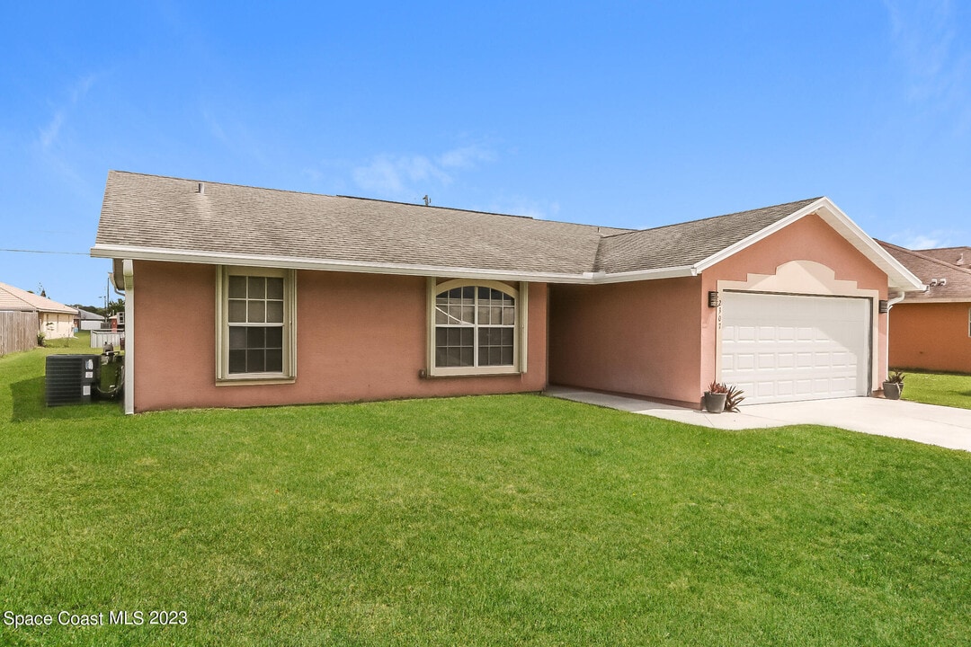 2307 SW Kent Cir in Port St. Lucie, FL - Building Photo