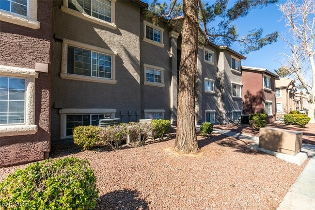 2750 S Durango Dr in Las Vegas, NV - Building Photo - Building Photo