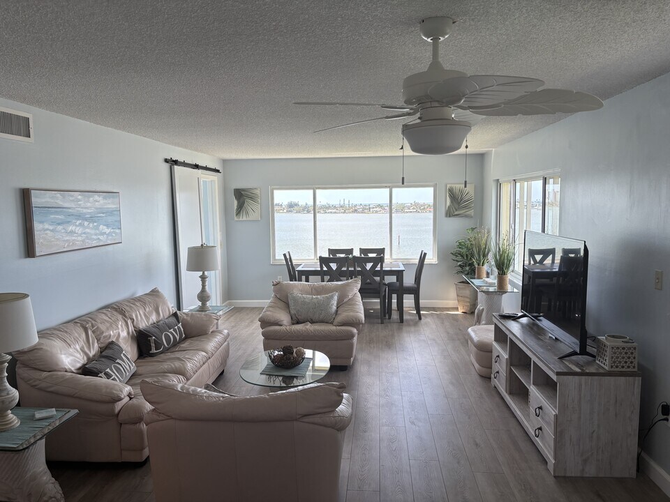 4750 Cove Cir in St. Petersburg, FL - Building Photo