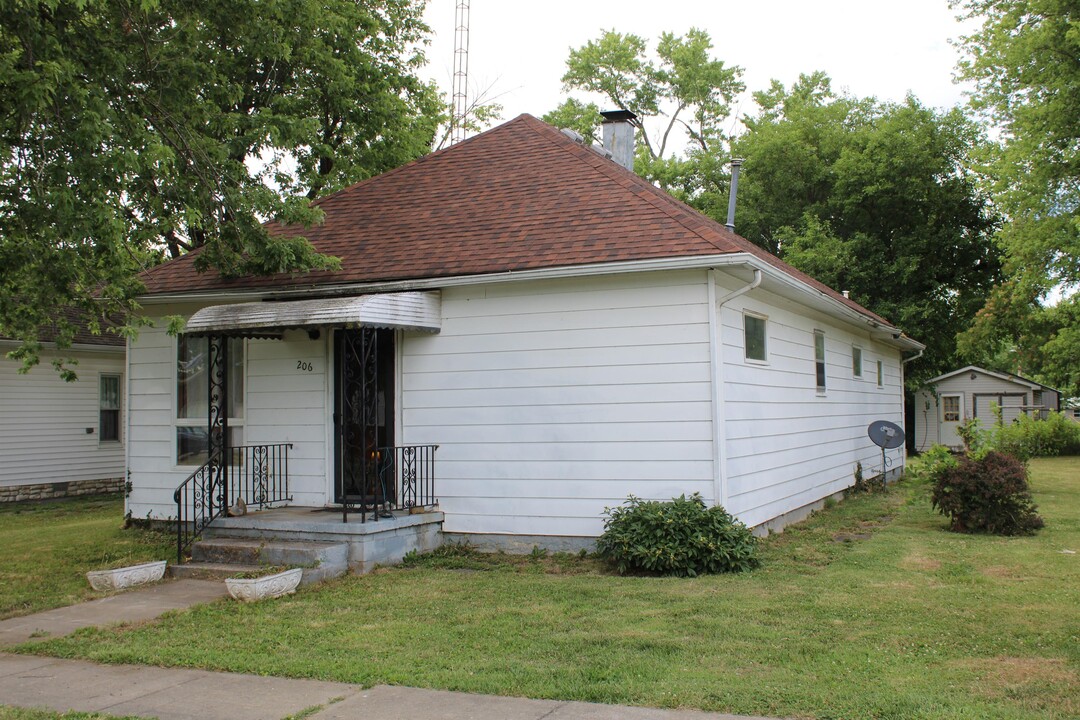 206 E North St in Sesser, IL - Building Photo