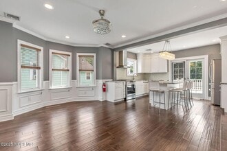 76 South St, Unit B in Eatontown, NJ - Foto de edificio - Building Photo