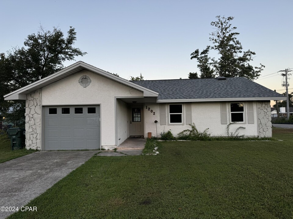 1202 Minnesota Ave in Lynn Haven, FL - Building Photo