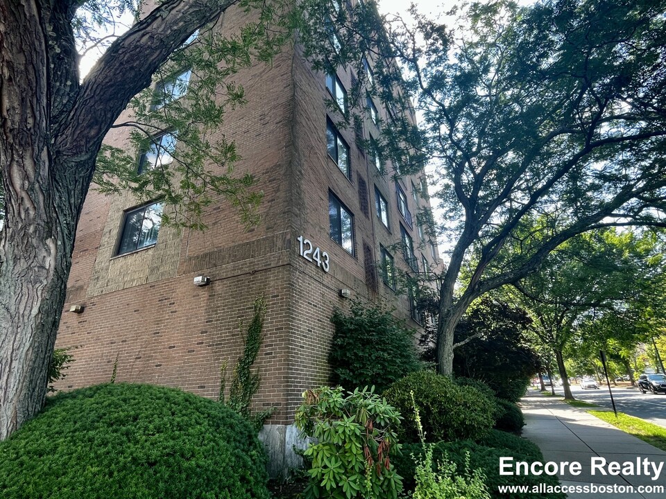 1253 Beacon St, Unit 8B in Brookline, MA - Foto de edificio