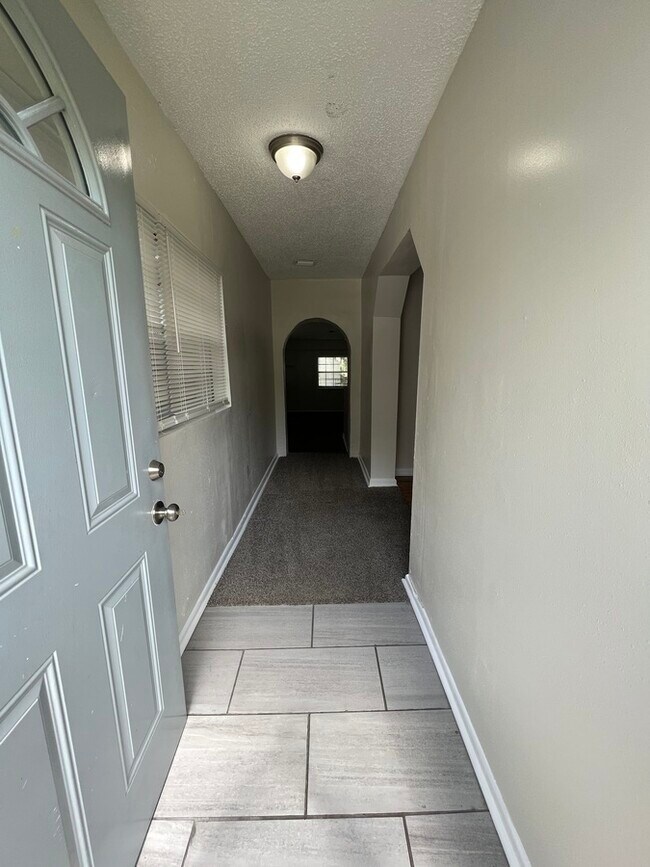 5551 Dakota Dr in Jacksonville, FL - Foto de edificio - Building Photo
