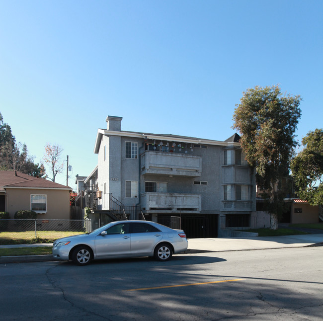 1225 S Lake St in Burbank, CA - Building Photo - Building Photo