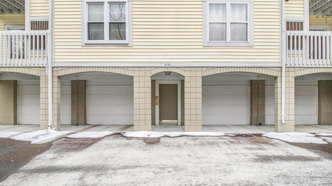 2235 S Huron Pkwy in Ann Arbor, MI - Building Photo - Building Photo