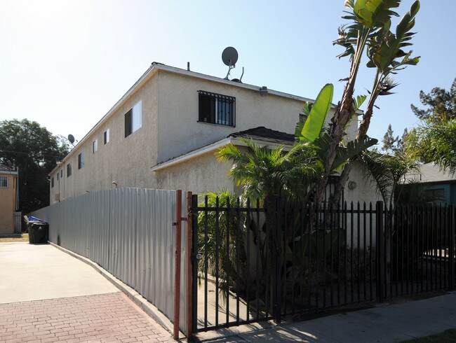 10220 S Broadway in Los Angeles, CA - Foto de edificio - Building Photo