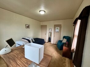 3000 Morcom Ave in Oakland, CA - Foto de edificio - Building Photo