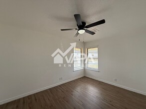 4907 Stoneleigh Dr in San Antonio, TX - Foto de edificio - Building Photo