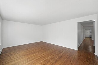 7056 N Rockwell St in Chicago, IL - Building Photo - Building Photo