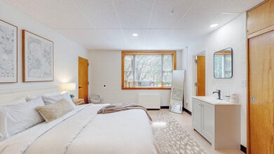 Parkline Apartments in Troy, NY - Foto de edificio - Building Photo