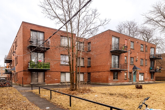 8371-8377 24E Av in Montréal, QC - Building Photo - Primary Photo