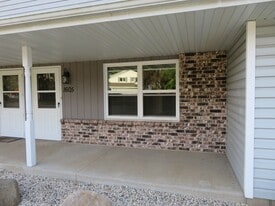 1605-1607 Briarwood Ln in Hartford, WI - Building Photo
