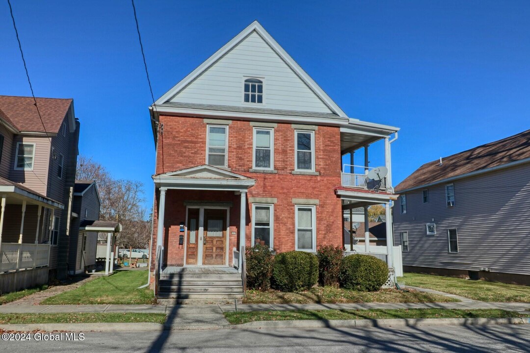 606 Broadway in Mechanicville, NY - Building Photo