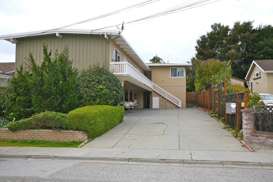 906 Villa Ave in Belmont, CA - Foto de edificio