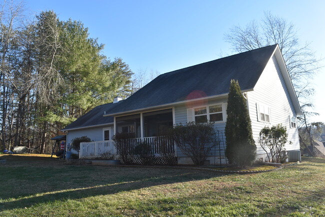 549 Sneaking Creek Dr in Hayesville, NC - Building Photo - Building Photo