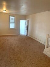 118 E 21st St, Unit 1 in Chester, PA - Foto de edificio - Building Photo