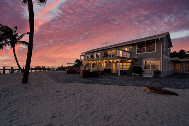 3590 S Atlantic Ave in Cocoa Beach, FL - Foto de edificio - Building Photo