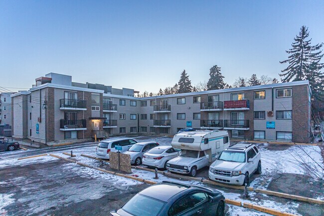 Hudson Arms in Edmonton, AB - Building Photo - Building Photo