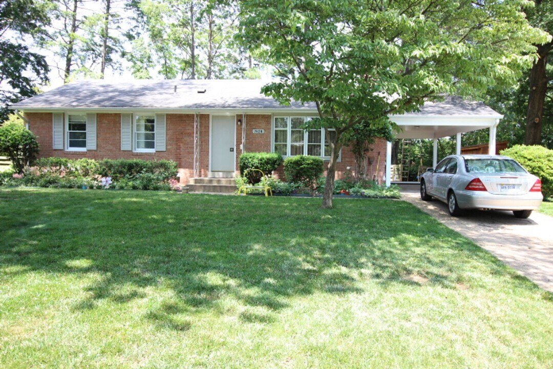 7624 Erie St in Annandale, VA - Foto de edificio