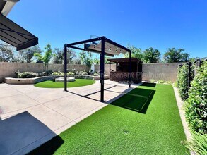 2038 N Perry Ln in Clovis, CA - Building Photo - Building Photo