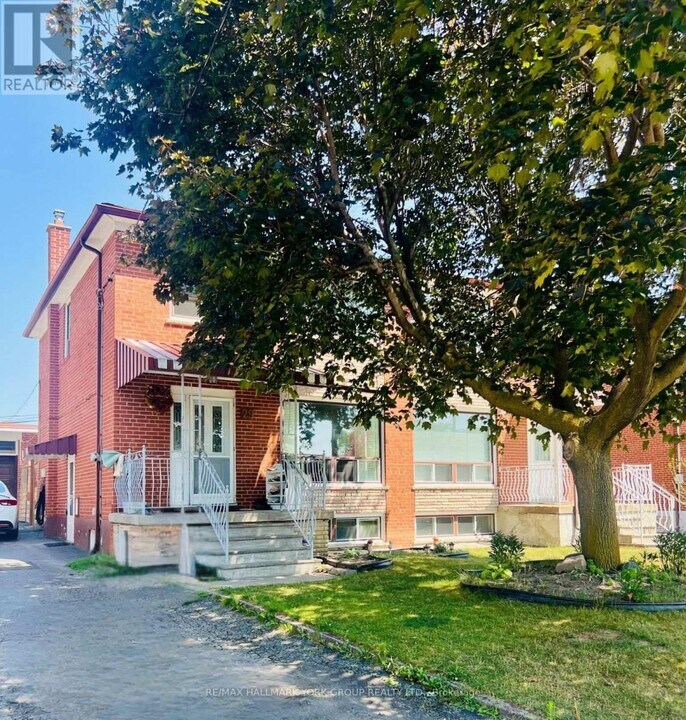 29 Peterdale Rd in Toronto, ON - Building Photo