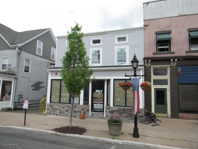 121 Main St in Hackettstown, NJ - Foto de edificio - Building Photo