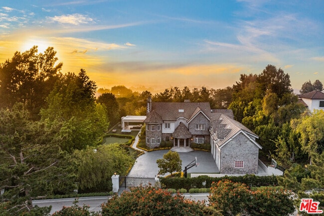property at 3170 Kings Ct