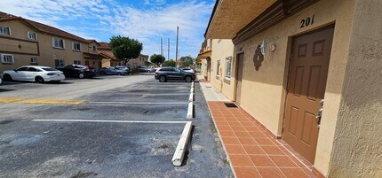 17362 NW 74th Ave, Unit 201 in Hialeah, FL - Foto de edificio - Building Photo