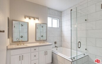 6220 W 3rd St in Los Angeles, CA - Building Photo - Building Photo