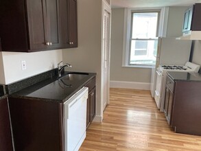 214 Hanover St, Unit 224-17 in Boston, MA - Building Photo - Building Photo