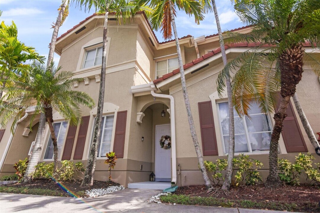 10800 NW 82nd Terrace in Doral, FL - Building Photo