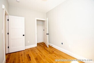 66 Lubec St, Unit 1 in Boston, MA - Foto de edificio - Building Photo