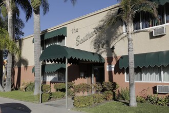 Southwood Apartments in Lakewood, CA - Foto de edificio - Building Photo