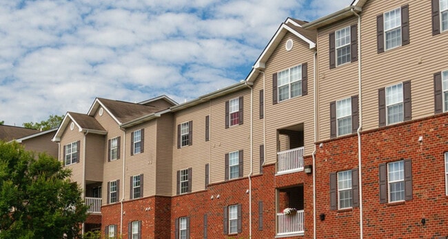 Crossland Place & Manor in Clarksville, TN - Foto de edificio - Building Photo