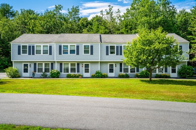 Coach Lantern Apartments, LLC in Scarborough, ME - Foto de edificio - Building Photo