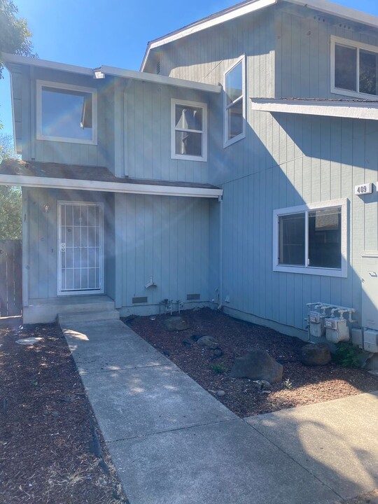 409 Butler Ct-Unit -A in Cloverdale, CA - Building Photo