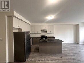 110 Turnberry Ln in Barrie, ON - Building Photo - Building Photo