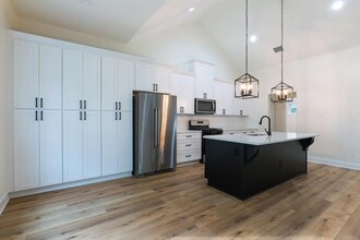 405 N Chestnut St-Unit -B in Tomball, TX - Building Photo - Building Photo