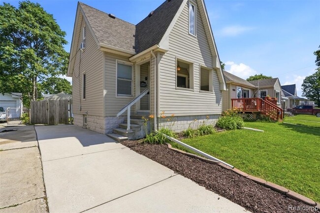 property at 735 E Maxlow Ave