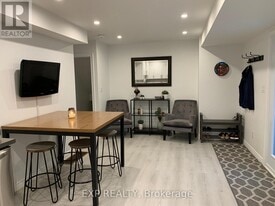 1031 Mary St N in Oshawa, ON - Building Photo