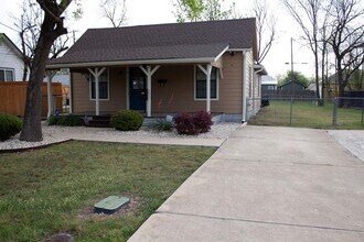 208 Shaw St in Taylor, TX - Building Photo - Building Photo
