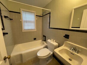 1058 Farmington Ave in West Hartford, CT - Building Photo - Building Photo