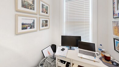18 Grove St, Unit 4 in Boston, MA - Foto de edificio - Building Photo