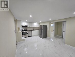 102 Calmcrest Dr in Kitchener, ON - Building Photo - Building Photo