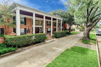 2824 Briarhurst Dr, Unit 30 in Houston, TX - Building Photo - Building Photo